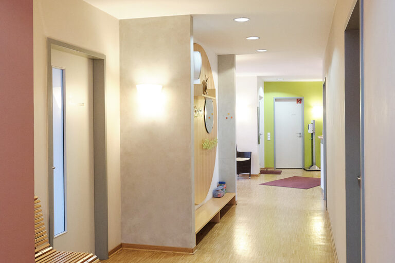 gaby-montag-physiotherapie_praxis-flur_1200x800