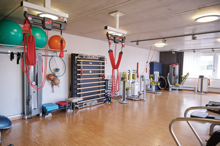 gaby-montag-physiotherapie_praxis-trainingraum-therapie_1200x800