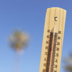 schliessen-sie-oben-auf-dem-thermometer-das-hohe-temperatur-anzeigt