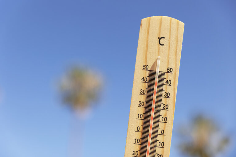 schliessen-sie-oben-auf-dem-thermometer-das-hohe-temperatur-anzeigt